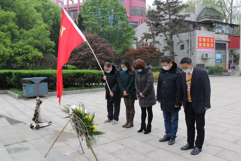 湘北汽運黨支部主題黨日活動，緬懷抗日英烈，祭掃墓地，敬獻花籃。